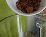 A picture of step 2 of Cookies milk shake.