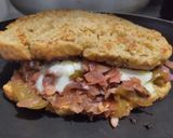 Foto del paso 7 de la receta: Sándwich🥙de carne🥩bbq🍯, cebolla🧅, pimiento🫑y queso🧀