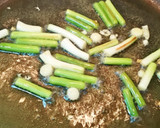 Foto del paso 7 de la receta: Chipirones con ajetes y pimiento verde