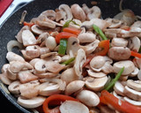 Foto del paso 2 de la receta: Fritada de champiñones y pimientos con queso Gamonéu
