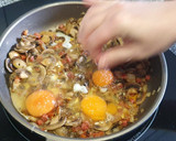Foto del paso 4 de la receta: Revuelto de champiñones huevos y chorizo🍄🥚