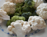 Foto del paso 1 de la receta: Ensalada templada de coliflor y brecol