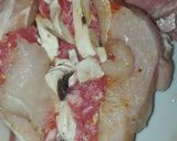Foto del paso 1 de la receta: Pechuga de pollo rellena de salchichas frescas y champiñones naturales
