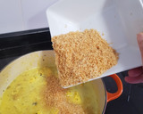 Foto del paso 5 de la receta: Curry de pollo y coco tostado sobre arroz basmati con guisantes y granada