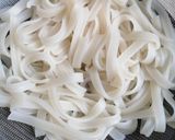 Foto del paso 1 de la receta: Noodles de arroz con salsa de berenjena y guisantes