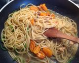 Foto del passaggio 4 della ricetta Spaghetti allo zafferano con filetti di acciughe, datterini gialli confit e noci