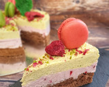 Málnás pisztáciás torta recept fázis 4 fotója