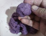 Foto langkah ke 3 dari resep Bola Ubi Ungu Isi Cokelat.