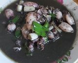Foto langkah ke 5 dari resep Cumi dan Blukutak Kuah Hitam.