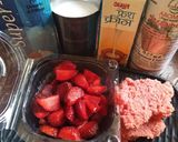 कूल कूल स्ट्रॉबेरी शेक(cool cool strawberry shake recipe in hindi) रेसिपी चरण 1 फोटो