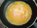 Cơm chiên xúc xích bọc trứng (Omurice biến tấu kiểu VN) bước làm 2 hình