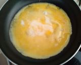 Hình bước làm 2 của món Cơm chiên xúc xích bọc trứng (Omurice biến tấu kiểu VN)