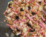 Foto del paso 1 de la receta: Pasta con puerro, bacon y champiñones