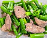 รูปขั้นตอนการทำที่ 2 ของ ผัดดอกหอมใส่ตับ🧄🫚🥬