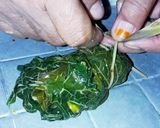 Foto langkah ke 6 dari resep Buntil Daun Pepaya Teri Medan Tanpa Pahit.