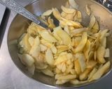Une image de l'étape 3 de Gâteau moelleux aux pommes et oranges.