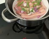 Hình bước làm 2 của món Thịt ba rọi chiên da giòn