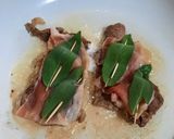 Foto del paso 5 de la receta: Bifecitos con salvia y crudo (saltimbocca)