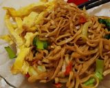 Foto langkah ke 3 dari resep Mie goreng (pipih) dan telur dadar.