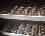 Foto langkah ke 7 dari resep Choco Almond Cookies.