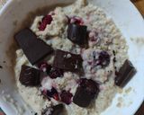 Φωτογραφία βήματος 3 της συνταγής Porridge με φρούτα του δάσους και σοκολάτα 🤤