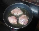 Foto del paso 2 de la receta: Muslos de pollo en salsa con peras