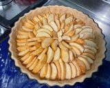 Une image de l'étape 6 de Tarte aux pommes et pralines roses.