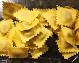 Foto del paso 1 de la receta: Raviolis rellenos de carne a la brasa con suave crema boloñesa