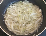 Foto del paso 1 de la receta: Hamburguesa de ternera con Camembert y Cebolla caramelizada