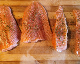Foto del paso 1 de la receta: Escalopines de salmón a la plancha con ajo y perejil / Receta 200