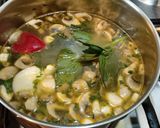Bakonyi gombaleves kolbásszal recept fázis 3 fotója
