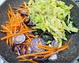 Foto del passaggio 3 della ricetta Nudles con verdure saltate e uova