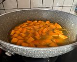 Une image de l'étape 2 de Curry de poulet, pâtes et patates douces.