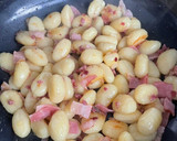 Foto del paso 2 de la receta: Gnocchis a la “carbonara”