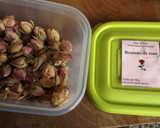Foto del paso 3 de la receta: Bizcocho bicolor con nougat de rosas y botones de rosas