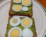 Foto del paso 2 de la receta: Avocado toast con huevo duro