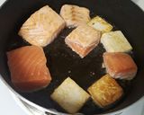 Hình bước làm 2 của món Cá hồi kho đậu hũ