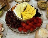 Foto del paso 5 de la receta: 🧀🍒 Tabla de quesos y frutas 🍒🧀 Cereza, Uva, Durazno y Tomates cherry 😲