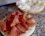 Foto del paso 3 de la receta: Montado de salmón y queso con huevo revuelto