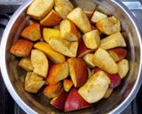 Fűszeres csirkeszárnyak hagyma ágyon fahéjas almával besütve recept fázis 3 fotója
