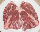 Foto del paso 1 de la receta: Chuletas de paleta de cordero al romero selladas a la sartén