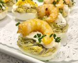 Foto del paso 12 de la receta Huevos rellenos con gula, aguacate y langostinos