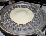 Foto del paso 3 de la receta: Wafles (falsos) con discos de empanadas
