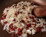 Foto del paso 3 de la receta Revuelto de tomates secos achoados y atún en conservas