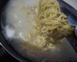 Foto langkah ke 2 dari resep 44. Indomie Kari kuah Susu.
