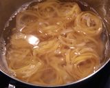 Foto del paso 2 de la receta Nidos de pasta con cúrcuma, comino, cebolla y pimiento rojo
