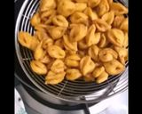  पिज़्ज़ा चिट चैट मठरी (Pizza chit chat mathri recipe in hindi) रेसिपी चरण 6 फोटो