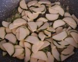 Foto del passaggio 2 della ricetta Riso Venere con zucchine e gamberetti (light)