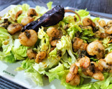 Foto del paso 6 de la receta: Ensalada de cogollos con gambas al ajillo