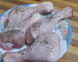 Foto del paso 2 de la receta: Muslos de pollo en freidora de aire con brócoli al microondas